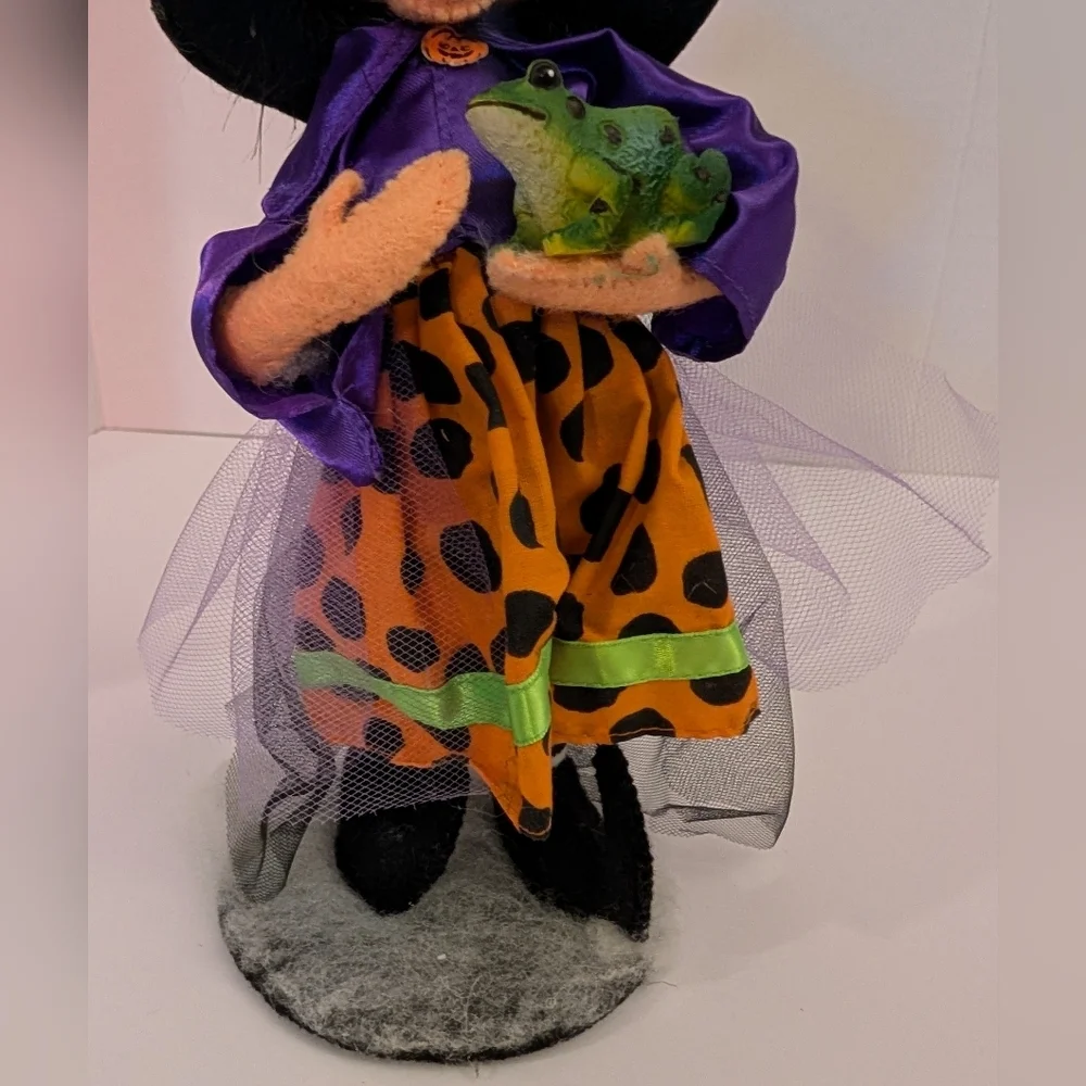 Annalee 2010 75th Anniversary Halloween Witch Figurine with Frog - 10.5